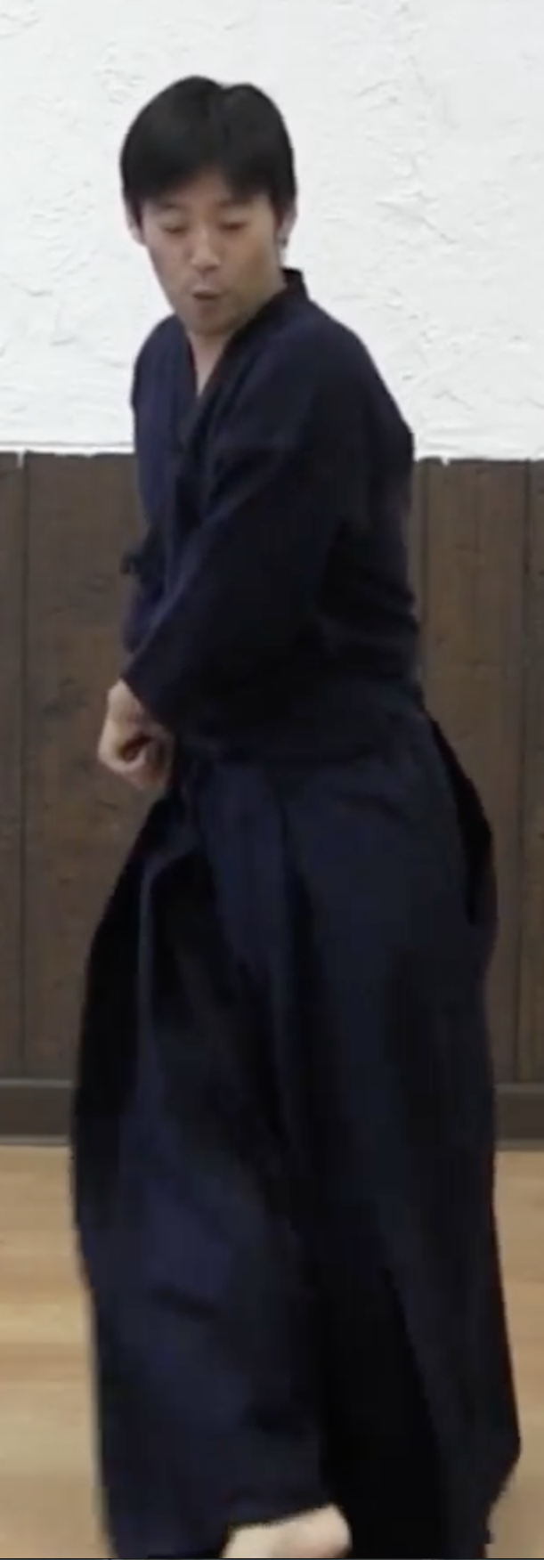 Kata No.4 Shitachi Migi-Wakigamae Crossing Legs